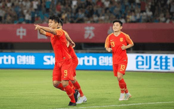  里昂女足五连冠创历史，男足战绩却持续低迷  