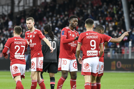  布雷斯特定位球战术奏效，法甲弱旅爆冷擒强敌